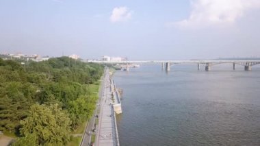 Rusya, Novosibirsk - 19 Temmuz 2018: Ortak köprü. Üzerinde dolgu açılış helikopter. Nehirde OB Rusya görüntüleyin. Video. UltraHD (4k)