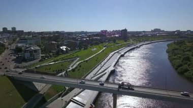 Tyumen şehri, Tura Nehri Embankment 'ı, Chelyuskintsev Otomobil Köprüsü. Rusya, Rusça metin - 432 TYUMEN. Video kaydı. UltraHD (4K)