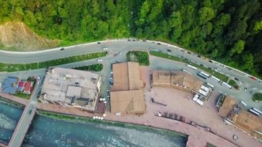 Havadan görüntüleyin. Rosa Khutor, Krasnaya Polyana. Sochi, Rusya Federasyonu. Video. UltraHD (4k)