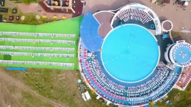 Rusya, Krasnoyarsk - 23 Temmuz 2018: Oturum Funpark Bobrovy tüm sezon spor ve Entretainment Park. Video. UltraHD (4k)