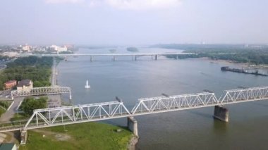 Rusya, Novosibirsk - 19 Temmuz 2018: İlk demiryolu köprüsü Novosibirsk içinde. Novosibirsk şehir panoraması. Nehirde OB Rusya görüntüleyin. Video. UltraHD (4k)