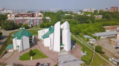 Rusya, Irkutsk - 27 Temmuz 2018: Tanrı'nın annesi tertemiz kalbinde katedral. Katolik Kilisesi, Protestan Kilisesi. Mimari tarzı - yapısalcılık. Video. UltraHD (4k)