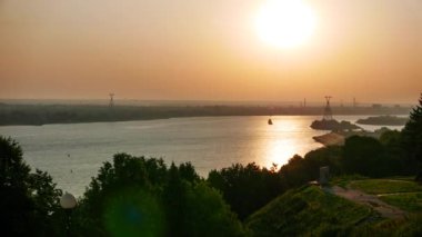 Volga üzerinde gündoğumu. Sabah güneşi gemilerle. Nizhny Novgorod, Rusya Federasyonu. Video. UltraHD (4k)