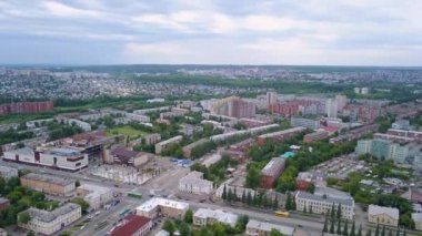 Yangından sonraki alışveriş merkezi manzarası. Şehrin panoramasına git. Kemerovo, Rusya. Video kaydı. UltraHD (4K)