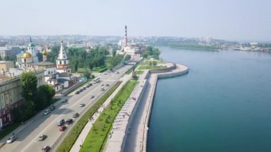 Rusya, Irkutsk. Angara Nehri 'nin seti, Irkutsk' un Kurucuları Anıtı. Rusça metni, Irkutsk. Video kaydı. UltraHD (4K)