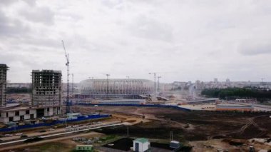 Rusya, Saransk - 25st Ağustos 2017: Rusya 2018 Dünya Kupası yer. Saransk şehri, stadyum inşaatı görünümünü. Video. UltraHD (4k)