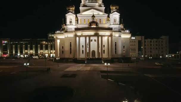 ロシア サランスク 2017 聖者大聖堂正義の戦士フョードル ウシャコフ 光の中の夜に点灯します サランスク ロシア ビデオ Ultrahd — ストック動画