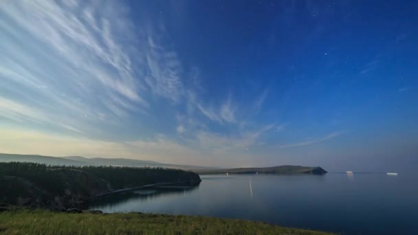 ロシア バイカル湖 モンゴルへ島 雲や小さな海湾の月明かりに照らされた夜の星 ケープ サガン Khushun ビデオ Ultrahd — ストック動画