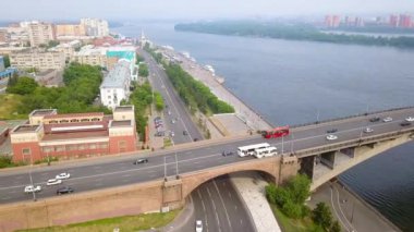 Rusya, Krasnoyarsk - 22 Temmuz 2018: Tiyatro Meydanı. Ortak köprü. Krasnoyarsk şehir panoraması. Video. UltraHD (4k)