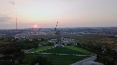 Batan güneşin ışığında. Vatan aramalar heykel! -kompozisyon merkezi anıt-Ensemble Mamayev Kurgan üzerinde Stalingrad Savaşı kahramanları için! Volgograd, Rusya Federasyonu. Video. UltraHD (4k)