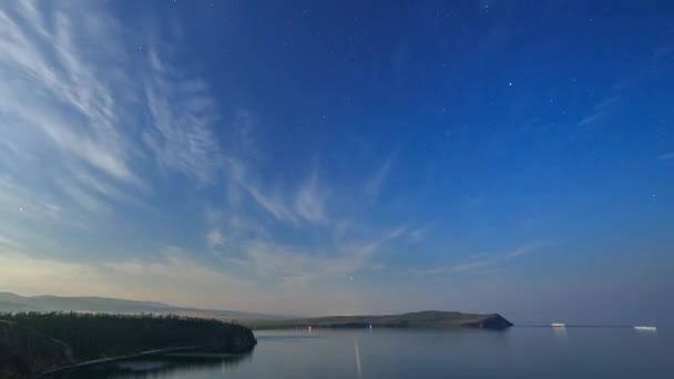 Ρωσία Λίμνη Βαϊκάλη Olkhon Νησί Σύννεφα Και Αστέρια Μια Φεγγαρόλουστη — Αρχείο Βίντεο