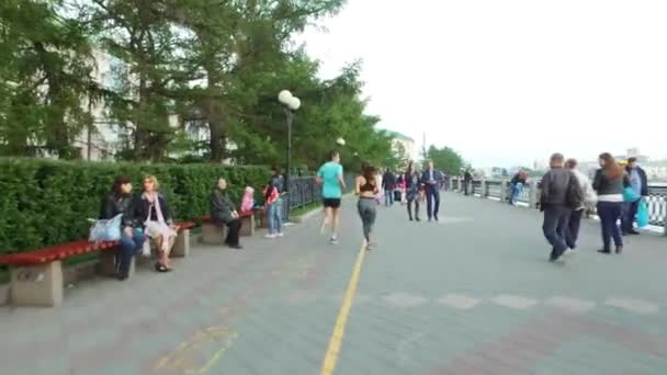 Ekaterinburg Rusia Mayo 2017 Gente Camina Largo Del Terraplén Cerca — Vídeo de stock