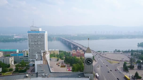 Die Stadtuhr Kommunale Brücke Stadtverwaltung Panorama Der Stadt Krasnojarsk Russland — Stockvideo