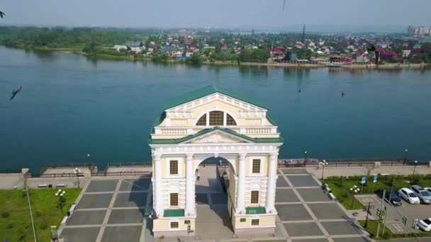 ロシア イルクーツク モスクワ門 アンガラ川の堤防上のランドマーク ビデオだ Ultrahd — ストック動画