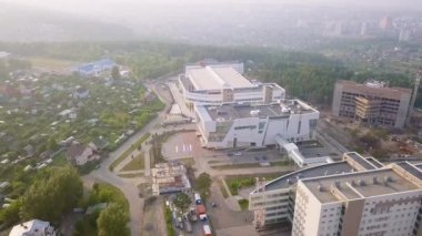 Rusya Krasnoyarsk. Sibirya Federal Üniversitesi, çok fonksiyonlu kompleks. Video. UltraHD (4k)