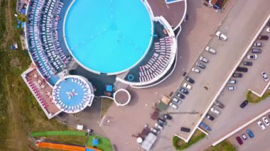 Rusya, Krasnoyarsk - 23 Temmuz 2018: Oturum Funpark Bobrovy tüm sezon spor ve Entretainment Park. Video. UltraHD (4k)