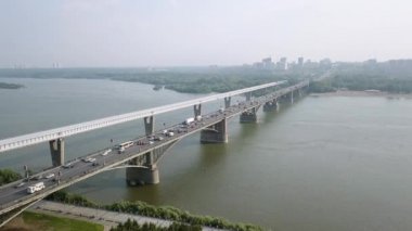 Metro Köprüsü ve Comal Köprüsü. Novosibirsk şehrinin panoraması. Ob nehrinin manzarası. - Rusya. Video kaydı. UltraHD (4K)