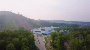 Rusya, Krasnoyarsk - 23 Temmuz 2018: Kış spor Akademisi. Sopka çok fonksiyonlu spor kompleksi. Video. UltraHD (4k)