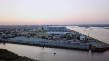 Havadan görünümü için Oka ve Volga, görünümünü gece stadyumda izdiham. Nizhny Novgorod, Rusya Federasyonu. Video. UltraHD (4k)