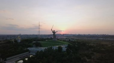 Batan güneşin ışığında. Vatan aramalar heykel! -kompozisyon merkezi anıt-Ensemble Mamayev Kurgan üzerinde Stalingrad Savaşı kahramanları için! Volgograd, Rusya Federasyonu. Video. UltraHD (4k)
