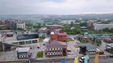 Rusya, Irkutsk - 26 Temmuz 2018: 130 çeyrek (ayrıca Irkutsk yerleşmesi), Irkutsk, Rusya Federasyonu. Video. UltraHD (4k)