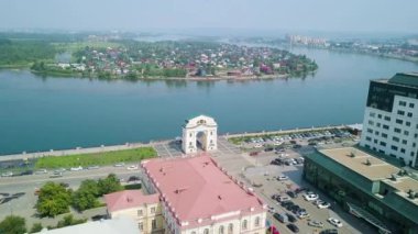 Rusya, Irkutsk - 27 Temmuz 2018: Moskova kapısı. Angara Nehri çıkabilir tarihinde dönüm noktası. Video. UltraHD (4k)