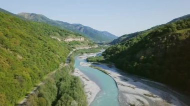 Kafkas Dağları Teberda nehirde. Başından beri askeri Suhum yol var. Karaçay-Çerkes Cumhuriyeti, Rusya. Video. UltraHD (4k)