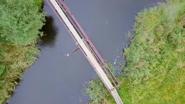 Mit Der Kamera Über Die Eiserne Fußgängerbrücke Kopfschuss Drehung Video — Stockvideo