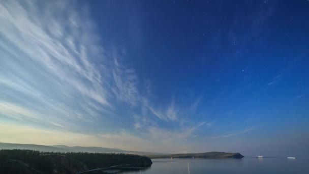 俄罗斯 贝加尔湖 奥尔洪岛 云和星星在月光下的夜晚在小海湾 胡顺角 Ultrahd — 图库视频影像