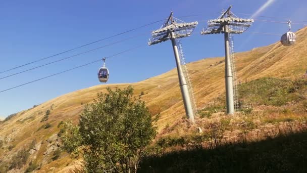 Suspensão Teleférico Verão Estância Esqui Movimento Contra Pano Fundo Floresta — Vídeo de Stock