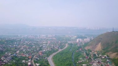 Rusya, Krasnoyarsk - 23 Temmuz 2018: Oturum Funpark Bobrovy tüm sezon spor ve Entretainment Park. Video. UltraHD (4k)