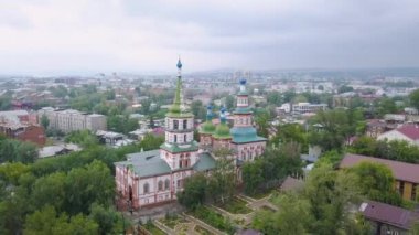 Rusya, Irkutsk - 26 Temmuz 2018: Kutsal Haç Kilisesi, Ortodoks Kilisesi, Protestan Kilisesi. Video. UltraHD (4k)