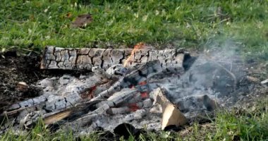 Şenlik ateşi, köz yangında smoldering. İyi akşamlar. Video. UltraHD (4k)