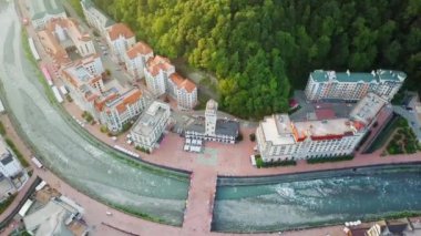 Havadan görüntüleyin. Rosa Khutor, Krasnaya Polyana. Sochi, Rusya Federasyonu. Video. UltraHD (4k)