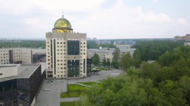 Rusya, Novosibirsk - 19 Temmuz 2018: Yeni ana binası Novosibirsk State University. Novosibirsk, Rusya Federasyonu. Akademgorodok. Video. UltraHD (4k)
