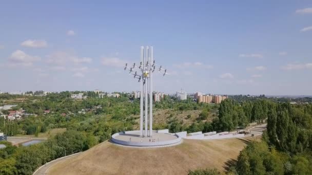 サラトフ 1941 1945 年の大祖国戦争で亡くなった Saratovites の記念碑のソコロワ山上の勝利公園記念複雑なクレーン ビデオ Ultrahd — ストック動画