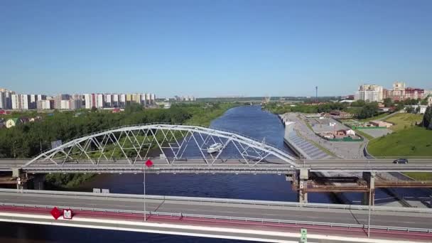 Rússia Tyumen Julho 2018 Navio Recreio Vem Sob Ponte Automóvel — Vídeo de Stock