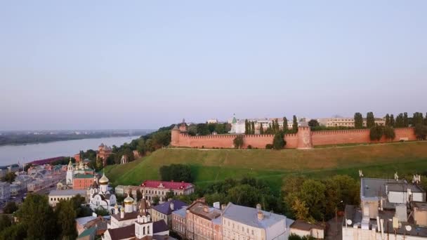 Vue aérienne du Kremlin de Nijni Novgorod du côté de la rivière pendant le coucher du soleil. Nijni Novgorod, Russie. Vidéo. UltraHD (4K )