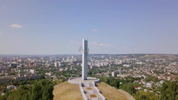 サラトフ 1941 1945 年の大祖国戦争で亡くなった Saratovites の記念碑のソコロワ山上の勝利公園記念複雑なクレーン ビデオ Ultrahd — ストック動画