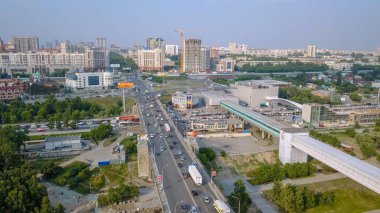 Rusya, Novosibirsk - 19 Temmuz 2018: Metro Köprüsü ve toplumsal Köprüsü. Novosibirsk şehir panoraması. Nehirde OB Rusya, Dron üzerinden görüntülemek  