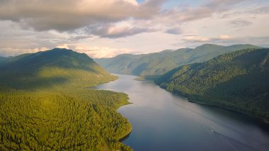 Panoramik göl Teletskoye, bulutlar tırmanıyor. Rusya, altay. Ormanlar, üzerinden Drone ile kaplı dağları  