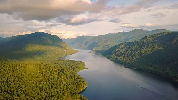 Vista Panorâmica Lago Teletskoye Escalada Para Nuvens Rússia Altai Montanhas — Fotografia de Stock