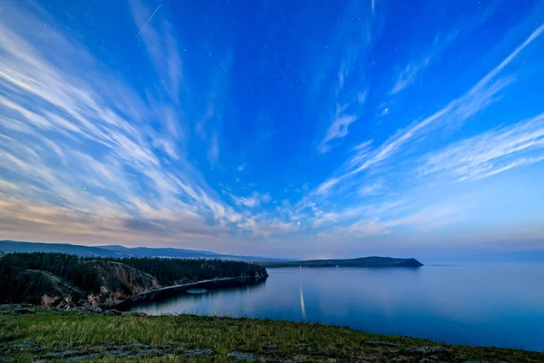 Russie Lac Baïkal Île Olkhon Nuages Étoiles Sur Petite Baie — Photo
