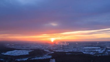 Günbatımı sanayi şehri. Bacalardan gelen duman. Revda, Ekaterinburg, Rusya Federasyonu. Zaman atlamalı. Video. UltraHD (4k)