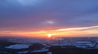 Günbatımı sanayi şehri. Bacalardan gelen duman. Revda, Ekaterinburg, Rusya Federasyonu. Zaman atlamalı. Video. UltraHD (4k)