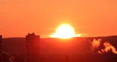 Sunrise portre. Gerçek zamanlı. Ekaterinburg, Rusya Federasyonu. Video. UltraHD (4k)