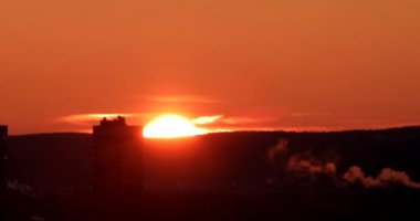 Sunrise portre. Gerçek zamanlı. Ekaterinburg, Rusya Federasyonu. Video. UltraHD (4k)
