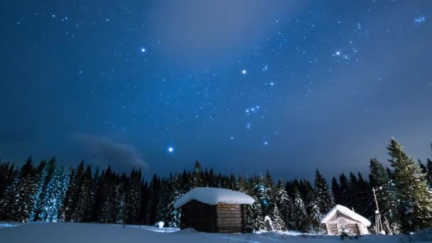 Malý Domek Pozadí Hvězdnou Oblohu Mraky Zimě Video Ultrahd — Stock video