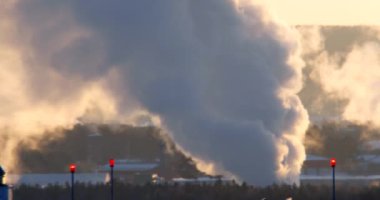 Yoğun Buhar yükselir, sabah erken, backlight. Telefoto lens, Mirage atmosferde. Video. UltraHD (4k)