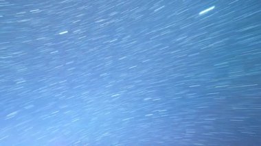 Yıldız çizgiler şeklinde gelen izler. Zaman atlamalı. Video. UltraHD (4k)